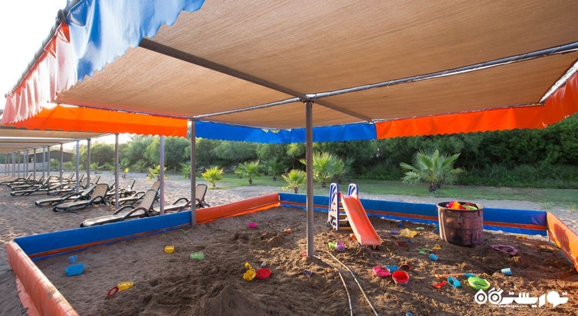 محوطه بازی کودکان در ساحل